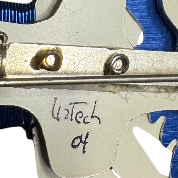 Liz Tech Art Brooch Pin Hands Holding Bird Pearl Rhinestone Signed 2004 Vintage - Picture 5 of 5